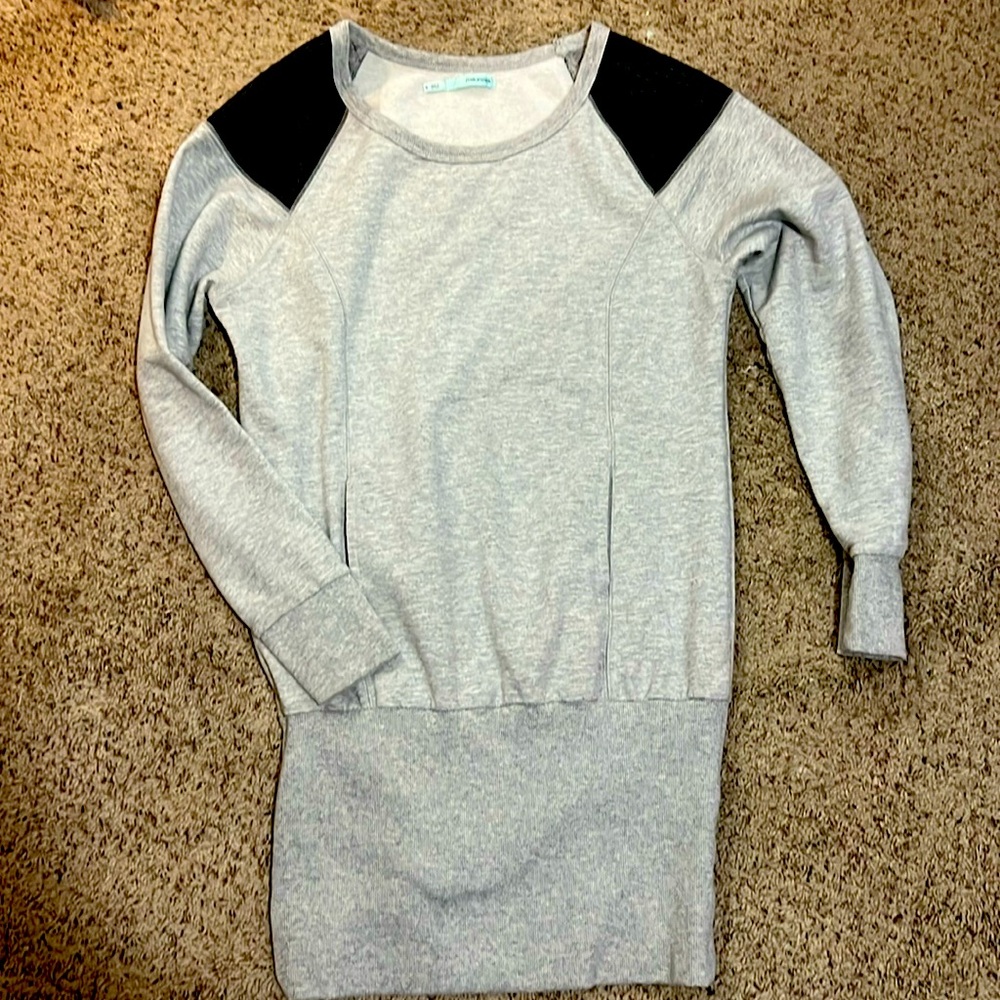 Sweatshirt with pockets and leather sleeves